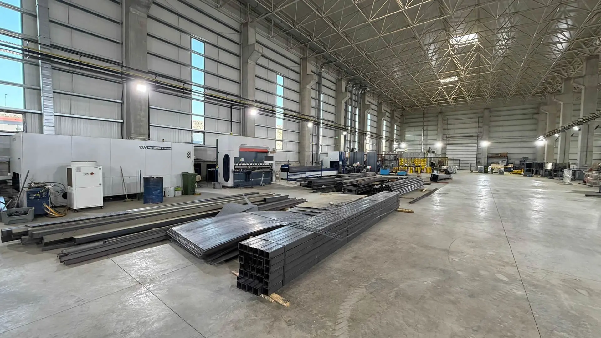 Yalova fason üretim merkezimizde fiber lazer kesim ve CNC abkant büküm ile entegre metal imalat hattı