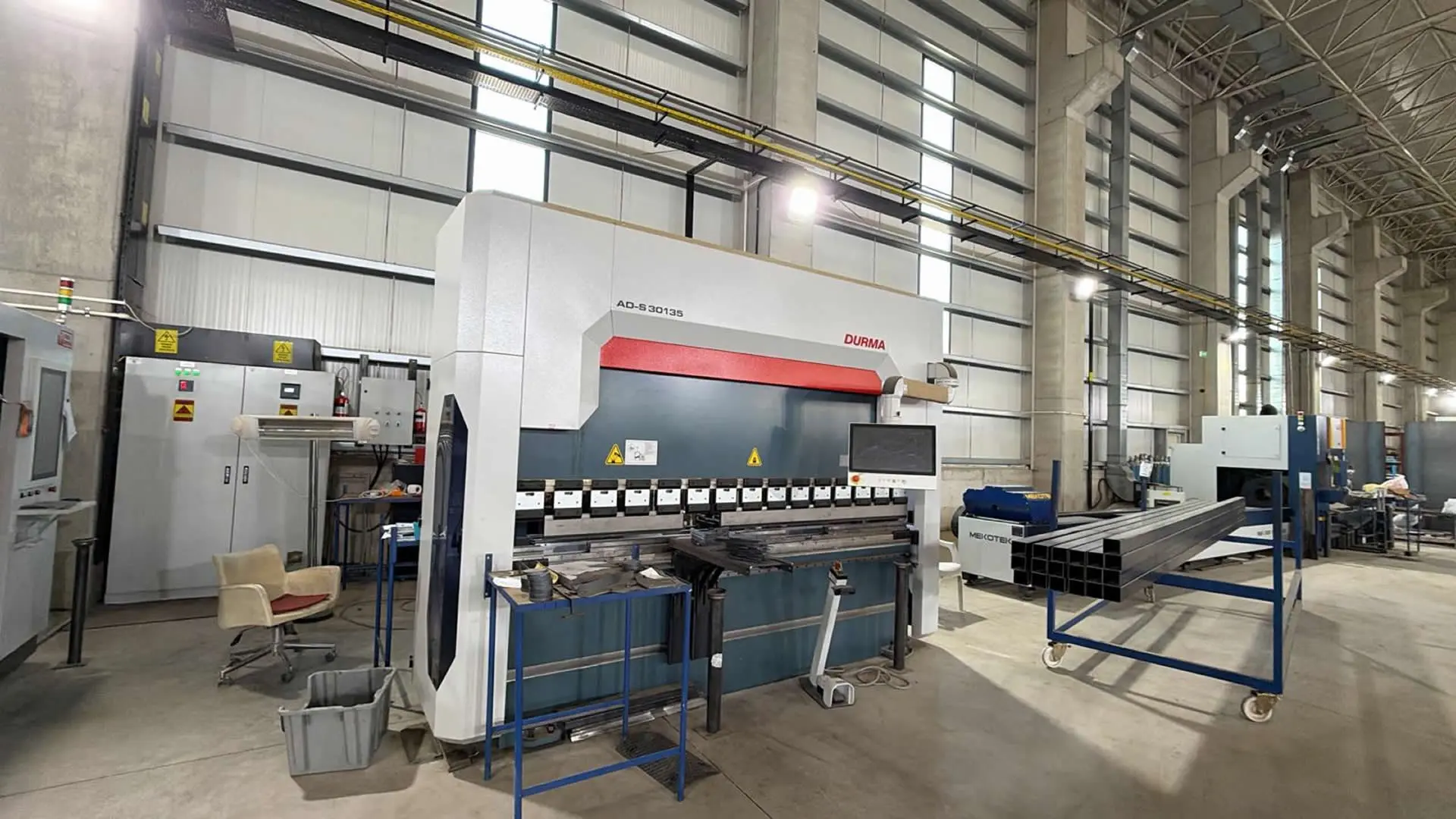 Durma AD-S 30135 CNC abkant pres ile yüksek tonajlı ve hassas sac metal büküm operasyonu