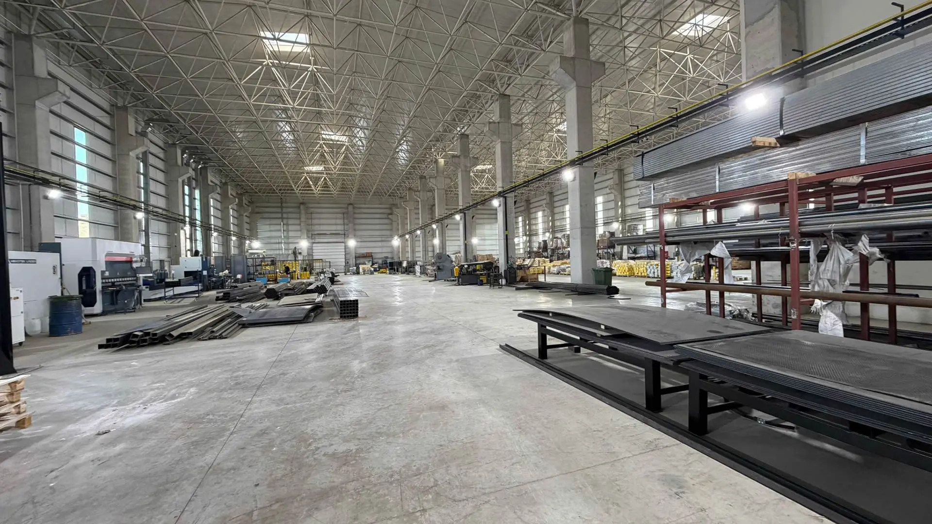 Yalova fabrikamızda geniş sac metal hammadde stoku ve Bursa-İstanbul hattına günlük lojistik sevkiyat alanı