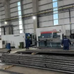 Yalova OSB fabrikası fason lazer kesim fabrikasında forklift eşliğinde stok ve sevkiyat kontrolü yapan profesyonel 3 mavi yaka çalışan.