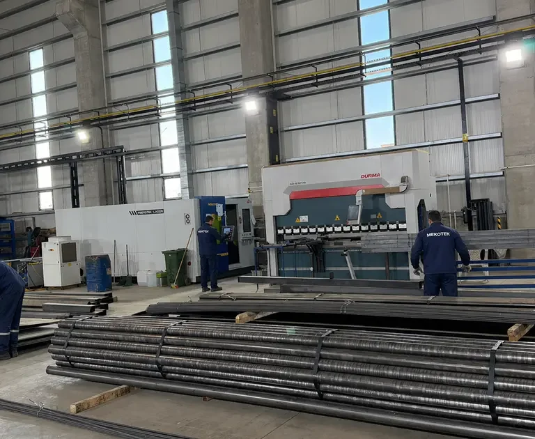 Yalova OSB fabrikası fason lazer kesim fabrikasında forklift eşliğinde stok ve sevkiyat kontrolü yapan profesyonel 3 mavi yaka çalışan.
