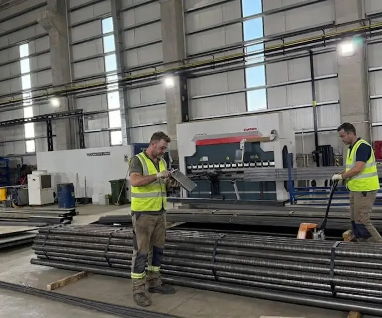 Yalova fabrikamızda boru ve profil lazer kesim parkurunda hassas üretim yapan teknik personel ve fason imalat süreci.