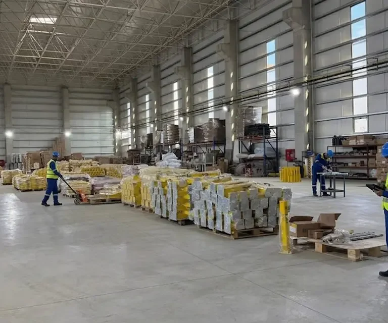 CNC abkant büküm parkurunda hassas sac metal şekillendirme süreçleri, Yalova OSB fabrikamızda ±0.1 mm hassasiyet kararlılığı ve mavi yaka uzman disiplini ile fason üretim.