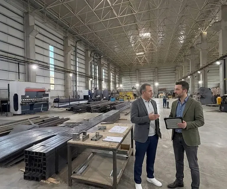Yalova OSB fabrikamızda teknik resim üzerinden kaynak ve montaj süreçlerini analiz eden mühendisler ve fason üretim hattı.