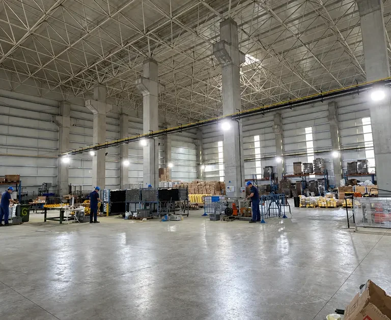Makine imalat ve şasi üretimi yapılan fabrikada metal parçaların üretim ve işleme süreci