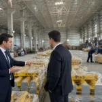 Mimari ve dekoratif lazer kesim metal ürünlerin depoda incelenmesi ve üretim sürecinin anlatılması