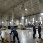 Fason lazer kesim yapılan otomotiv yan sanayi fabrikasında mavi yaka çalışanlar ve işyeri sahiplerinin üretim sürecini incelemesi