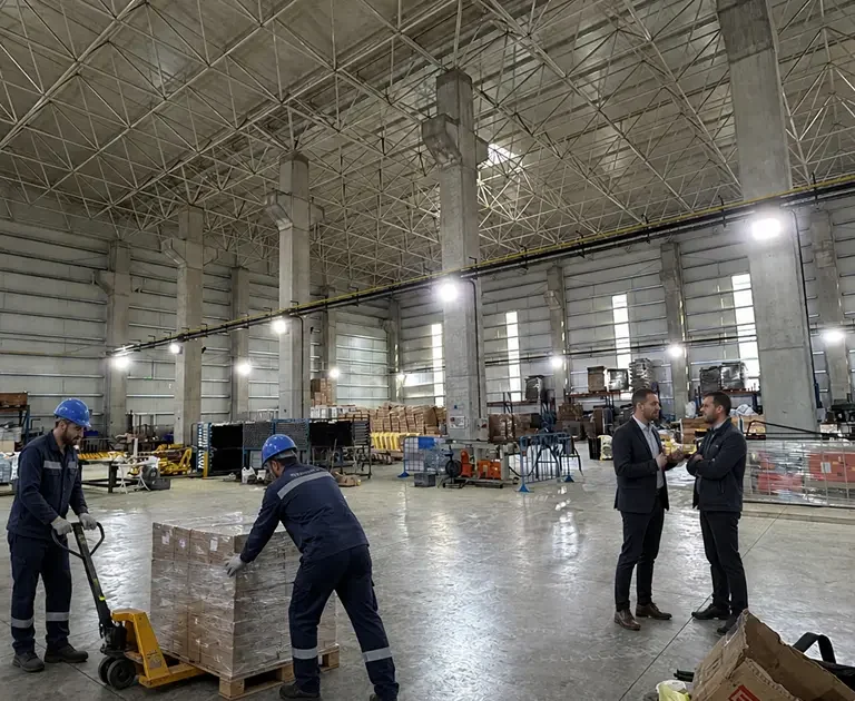 Fason lazer kesim yapılan otomotiv yan sanayi fabrikasında mavi yaka çalışanlar ve işyeri sahiplerinin üretim sürecini incelemesi