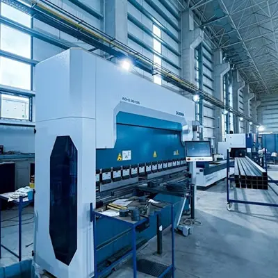 Yalova OSB fabrikamızdaki Durma AD-S 36135 CNC Abkant Pres makinesi ile yüksek tonajlı sac metal büküm operasyonu.