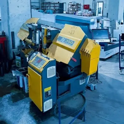 Yalova OSB fabrikamızın geniş iç mekanı, metal hammadde sahası ve ileri teknoloji lazer kesim makine parkurunun genel görünümü.