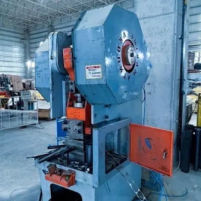 Yalova OSB fabrikamızda lazer kesim sonrası sac metal parçalara form verme ve delme işlemleri için kullanılan eksantrik pres makinesi.